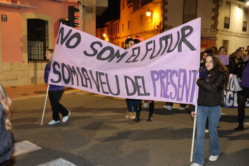 Vora 300 persones es manifesten a Gata en la primera convocatòria comarcal contra la violència de gènere Vora 300 persones es manifesten a Gata en la primera convocatòria comarcal contra la violència de gènere