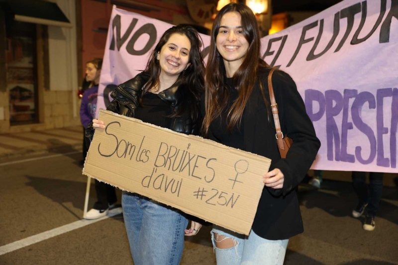 Vora 300 persones es manifesten a Gata en la primera convocatòria comarcal contra la violència de gènere Vora 300 persones es manifesten a Gata en la primera convocatòria comarcal contra la violència de gènere