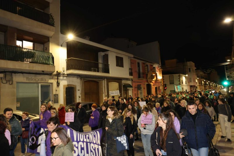 Vora 300 persones es manifesten a Gata en la primera convocatòria comarcal contra la violència de gènere Vora 300 persones es manifesten a Gata en la primera convocatòria comarcal contra la violència de gènere