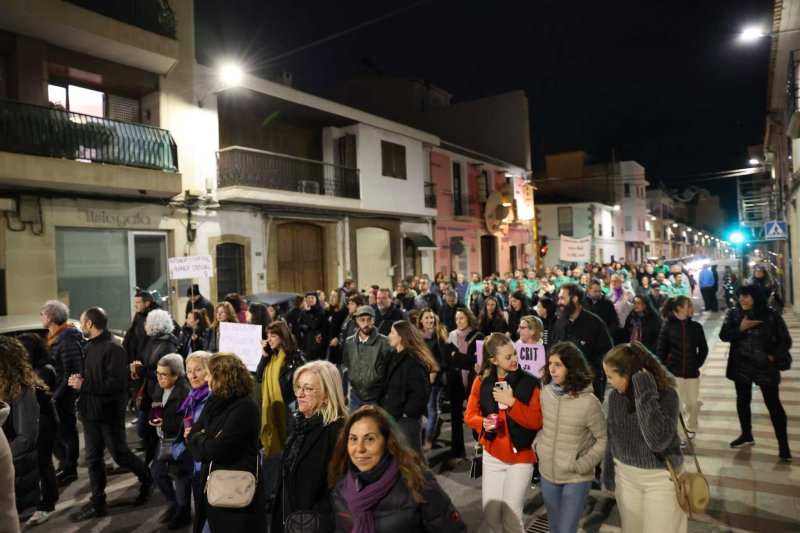 Vora 300 persones es manifesten a Gata en la primera convocatòria comarcal contra la violència de gènere Vora 300 persones es manifesten a Gata en la primera convocatòria comarcal contra la violència de gènere