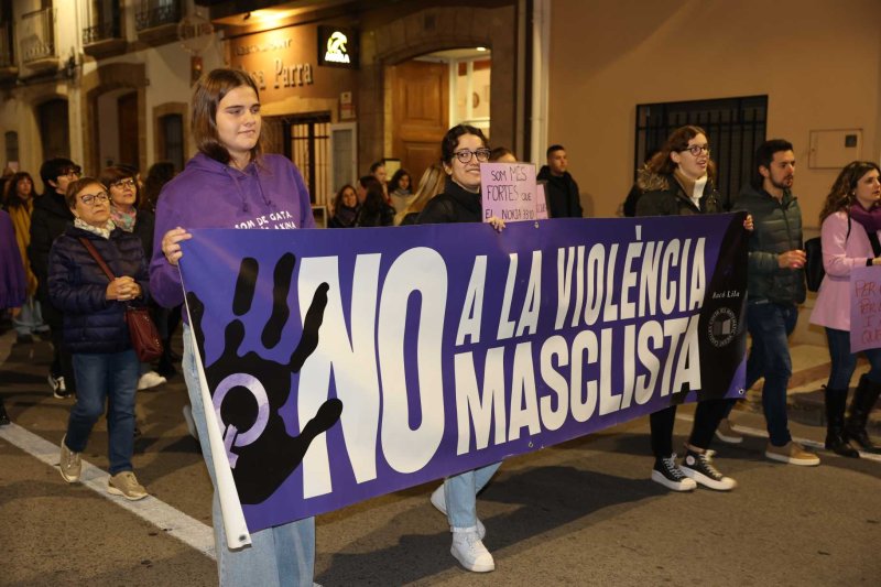 Vora 300 persones es manifesten a Gata en la primera convocatòria comarcal contra la violència de gènere Vora 300 persones es manifesten a Gata en la primera convocatòria comarcal contra la violència de gènere