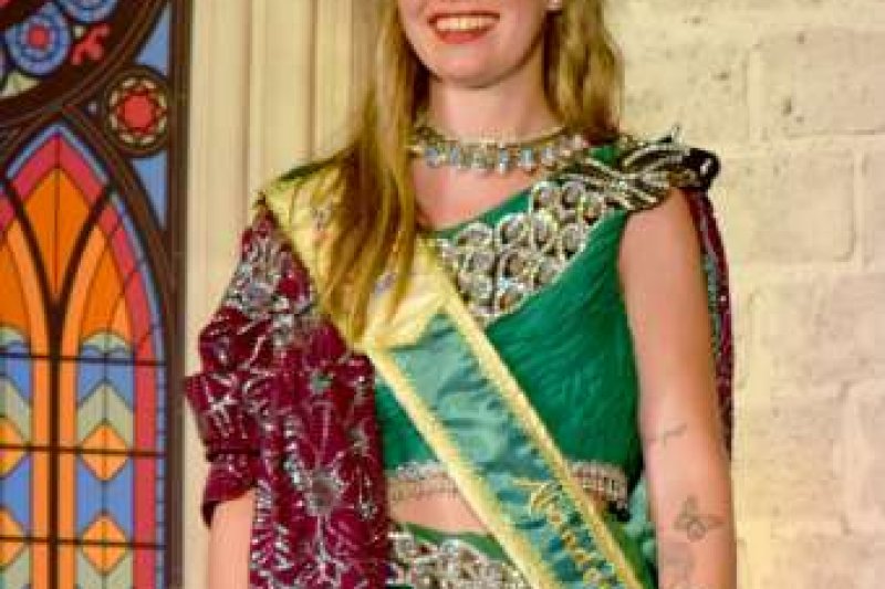 La filà Baharis de Xàbia inicia su Capitanía con una presentación cargada de emotividad y colorido La filà Baharis de Xàbia inicia su Capitanía con una presentación cargada de emotividad y colorido