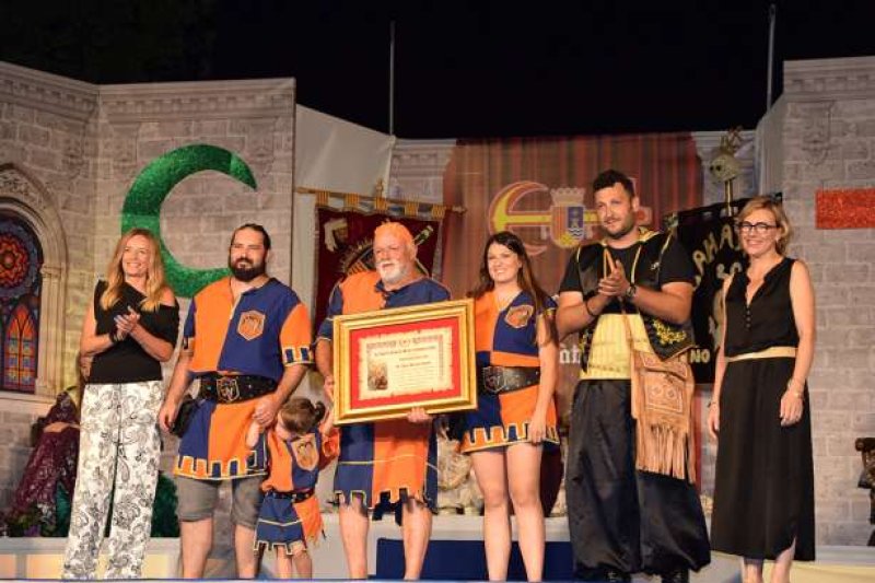 La filà Baharis de Xàbia inicia su Capitanía con una presentación cargada de emotividad y colorido La filà Baharis de Xàbia inicia su Capitanía con una presentación cargada de emotividad y colorido