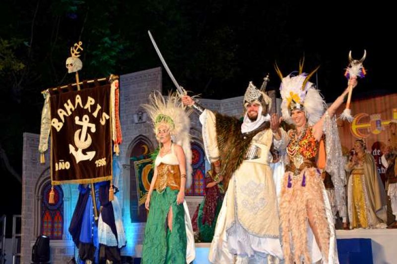 La filà Baharis de Xàbia inicia su Capitanía con una presentación cargada de emotividad y colorido La filà Baharis de Xàbia inicia su Capitanía con una presentación cargada de emotividad y colorido