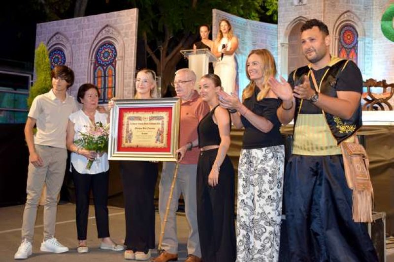 La filà Baharis de Xàbia inicia su Capitanía con una presentación cargada de emotividad y colorido La filà Baharis de Xàbia inicia su Capitanía con una presentación cargada de emotividad y colorido