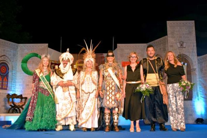 La filà Baharis de Xàbia inicia su Capitanía con una presentación cargada de emotividad y colorido La filà Baharis de Xàbia inicia su Capitanía con una presentación cargada de emotividad y colorido