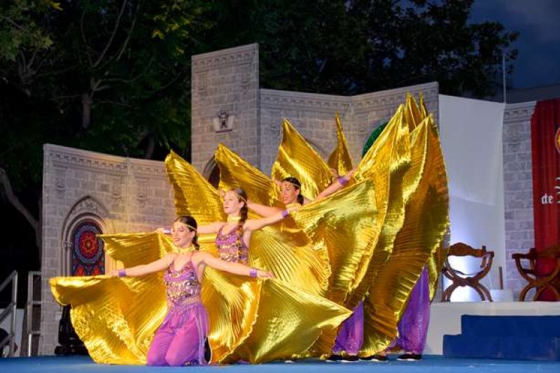 La filà Baharis de Xàbia inicia su Capitanía con una presentación cargada de emotividad y colorido La filà Baharis de Xàbia inicia su Capitanía con una presentación cargada de emotividad y colorido
