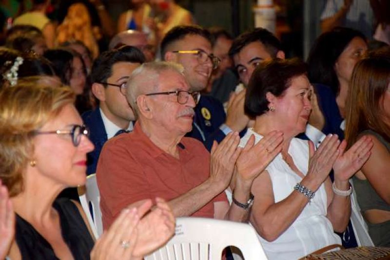 La filà Baharis de Xàbia inicia su Capitanía con una presentación cargada de emotividad y colorido La filà Baharis de Xàbia inicia su Capitanía con una presentación cargada de emotividad y colorido