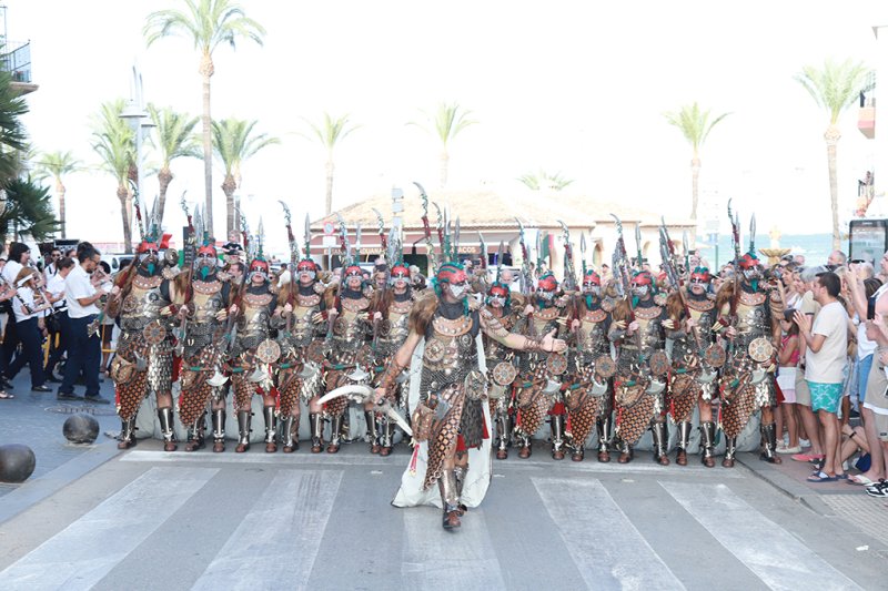 La filà capitana Baharis recrea un colorido zoco árabe con el boato del desfile de gala de los Moros i Cristians de Xàbia  La filà capitana Baharis recrea un colorido zoco árabe con el boato del desfile de gala de los Moros i Cristians de Xàbia