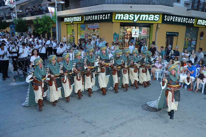 La filà capitana Baharis recrea un colorido zoco árabe con el boato del desfile de gala de los Moros i Cristians de Xàbia  La filà capitana Baharis recrea un colorido zoco árabe con el boato del desfile de gala de los Moros i Cristians de Xàbia