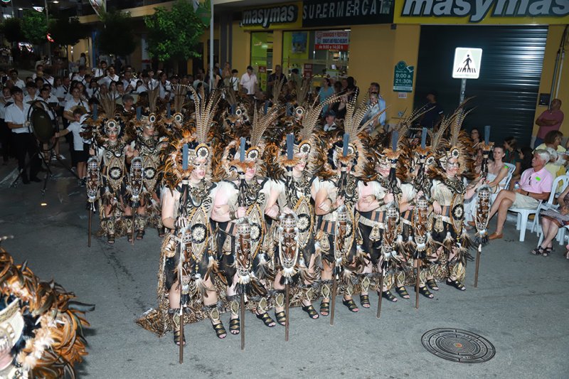 La filà capitana Baharis recrea un colorido zoco árabe con el boato del desfile de gala de los Moros i Cristians de Xàbia  La filà capitana Baharis recrea un colorido zoco árabe con el boato del desfile de gala de los Moros i Cristians de Xàbia