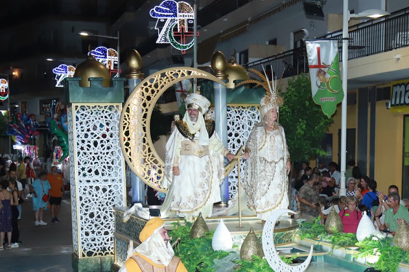La filà capitana Baharis recrea un colorido zoco árabe con el boato del desfile de gala de los Moros i Cristians de Xàbia  La filà capitana Baharis recrea un colorido zoco árabe con el boato del desfile de gala de los Moros i Cristians de Xàbia