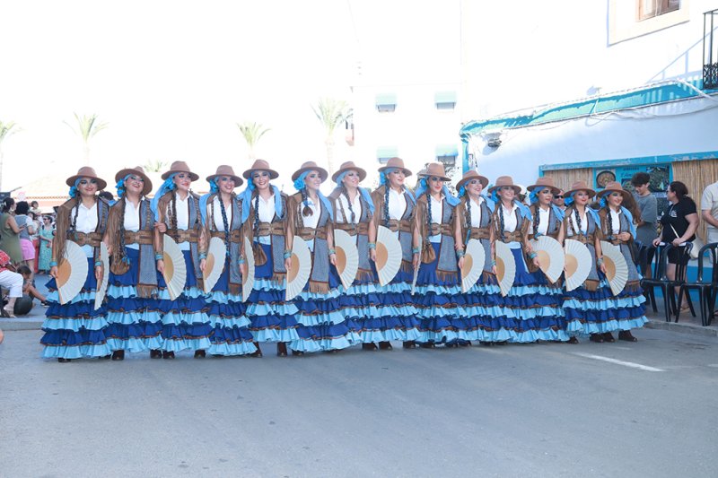 La filà capitana Baharis recrea un colorido zoco árabe con el boato del desfile de gala de los Moros i Cristians de Xàbia  La filà capitana Baharis recrea un colorido zoco árabe con el boato del desfile de gala de los Moros i Cristians de Xàbia