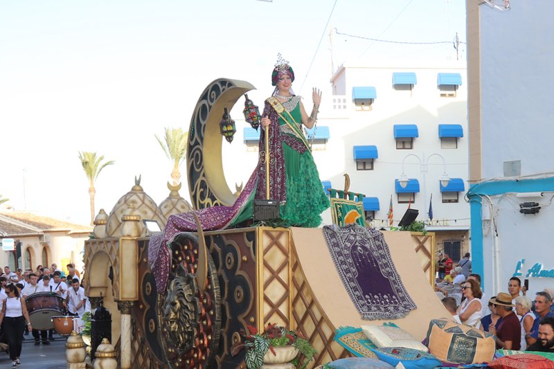 La filà capitana Baharis recrea un colorido zoco árabe con el boato del desfile de gala de los Moros i Cristians de Xàbia  La filà capitana Baharis recrea un colorido zoco árabe con el boato del desfile de gala de los Moros i Cristians de Xàbia