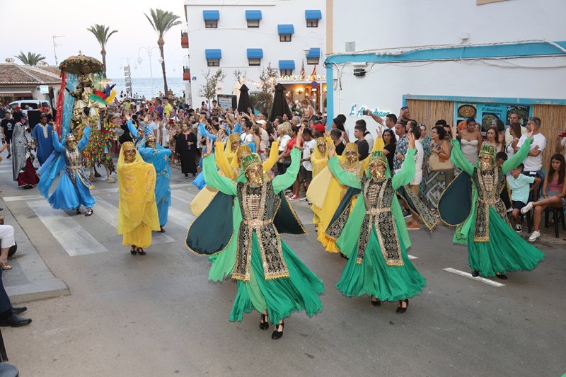 La filà capitana Baharis recrea un colorido zoco árabe con el boato del desfile de gala de los Moros i Cristians de Xàbia  La filà capitana Baharis recrea un colorido zoco árabe con el boato del desfile de gala de los Moros i Cristians de Xàbia