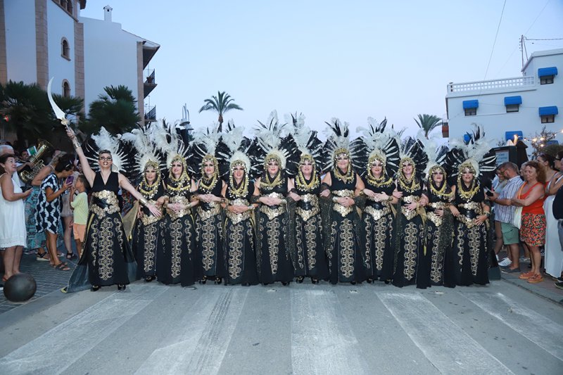 La filà capitana Baharis recrea un colorido zoco árabe con el boato del desfile de gala de los Moros i Cristians de Xàbia  La filà capitana Baharis recrea un colorido zoco árabe con el boato del desfile de gala de los Moros i Cristians de Xàbia