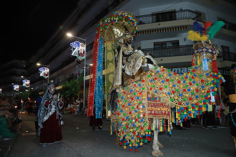 La filà capitana Baharis recrea un colorido zoco árabe con el boato del desfile de gala de los Moros i Cristians de Xàbia  La filà capitana Baharis recrea un colorido zoco árabe con el boato del desfile de gala de los Moros i Cristians de Xàbia