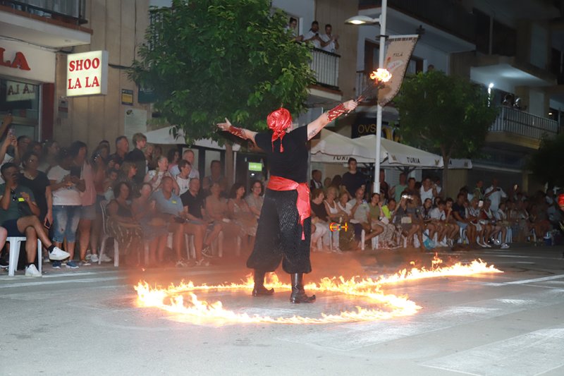 La filà capitana Baharis recrea un colorido zoco árabe con el boato del desfile de gala de los Moros i Cristians de Xàbia  La filà capitana Baharis recrea un colorido zoco árabe con el boato del desfile de gala de los Moros i Cristians de Xàbia