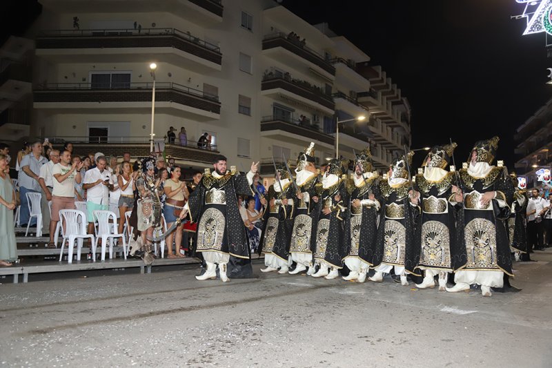 La filà capitana Baharis recrea un colorido zoco árabe con el boato del desfile de gala de los Moros i Cristians de Xàbia  La filà capitana Baharis recrea un colorido zoco árabe con el boato del desfile de gala de los Moros i Cristians de Xàbia