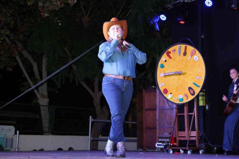 GALERIA de FOTOS de l’espectacular MUSICAL de les FESTES de DUANES de XÀBIA GALERIA de FOTOS de l’espectacular MUSICAL de les FESTES de DUANES de XÀBIA