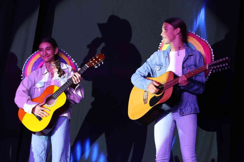 GALERIA de FOTOS de l’espectacular MUSICAL de les FESTES de DUANES de XÀBIA GALERIA de FOTOS de l’espectacular MUSICAL de les FESTES de DUANES de XÀBIA