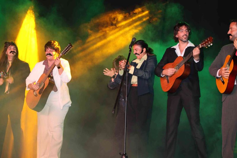 GALERIA de FOTOS de l’espectacular MUSICAL de les FESTES de DUANES de XÀBIA GALERIA de FOTOS de l’espectacular MUSICAL de les FESTES de DUANES de XÀBIA