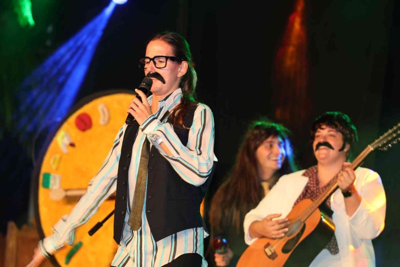 GALERIA de FOTOS de l’espectacular MUSICAL de les FESTES de DUANES de XÀBIA GALERIA de FOTOS de l’espectacular MUSICAL de les FESTES de DUANES de XÀBIA