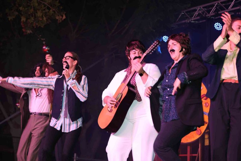 GALERIA de FOTOS de l’espectacular MUSICAL de les FESTES de DUANES de XÀBIA GALERIA de FOTOS de l’espectacular MUSICAL de les FESTES de DUANES de XÀBIA