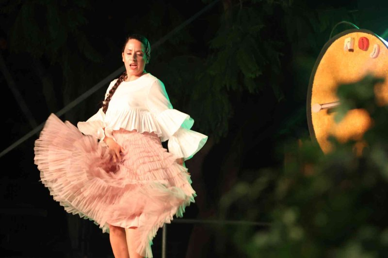 GALERIA de FOTOS de l’espectacular MUSICAL de les FESTES de DUANES de XÀBIA GALERIA de FOTOS de l’espectacular MUSICAL de les FESTES de DUANES de XÀBIA