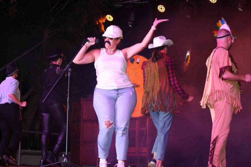 GALERIA de FOTOS de l’espectacular MUSICAL de les FESTES de DUANES de XÀBIA GALERIA de FOTOS de l’espectacular MUSICAL de les FESTES de DUANES de XÀBIA