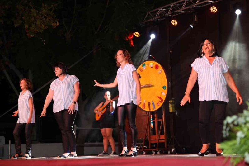 GALERIA de FOTOS de l’espectacular MUSICAL de les FESTES de DUANES de XÀBIA GALERIA de FOTOS de l’espectacular MUSICAL de les FESTES de DUANES de XÀBIA