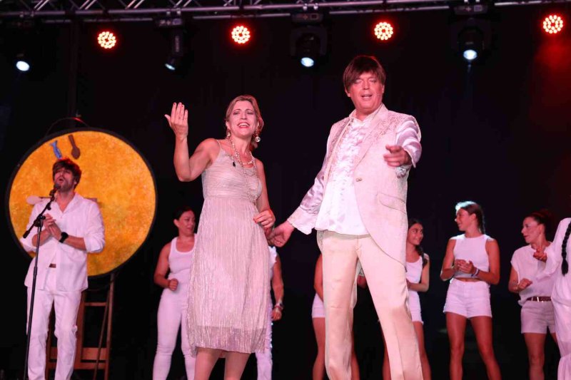 GALERIA de FOTOS de l’espectacular MUSICAL de les FESTES de DUANES de XÀBIA GALERIA de FOTOS de l’espectacular MUSICAL de les FESTES de DUANES de XÀBIA