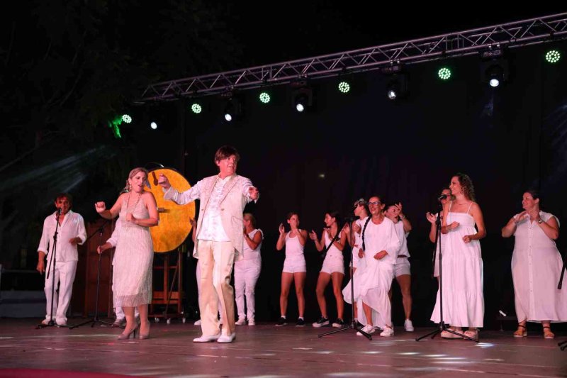 GALERIA de FOTOS de l’espectacular MUSICAL de les FESTES de DUANES de XÀBIA GALERIA de FOTOS de l’espectacular MUSICAL de les FESTES de DUANES de XÀBIA