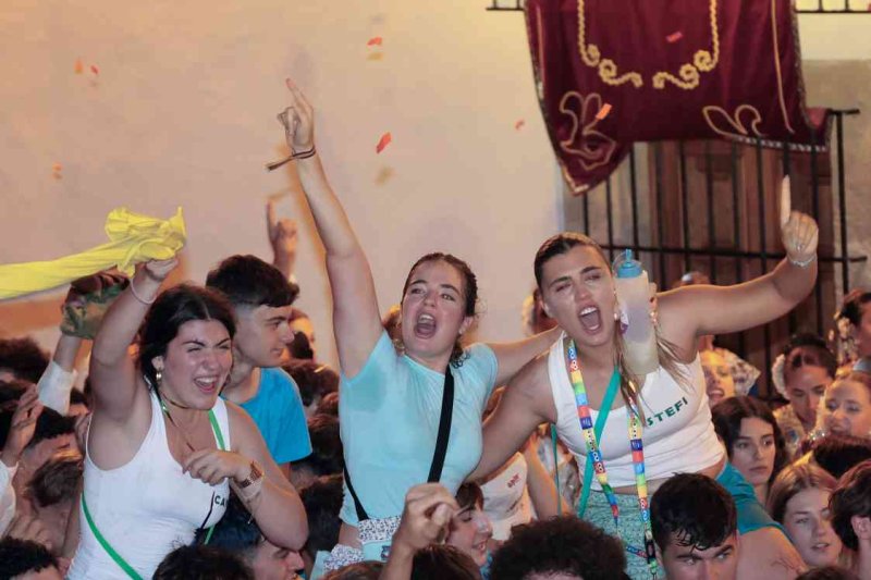 GALERIA DE FOTOS del PREGÓ DE FOGUERES de XÀBIA:  La festa esclata a “cabassaes” GALERIA DE FOTOS del PREGÓ DE FOGUERES de XÀBIA:  La festa esclata a “cabassaes”