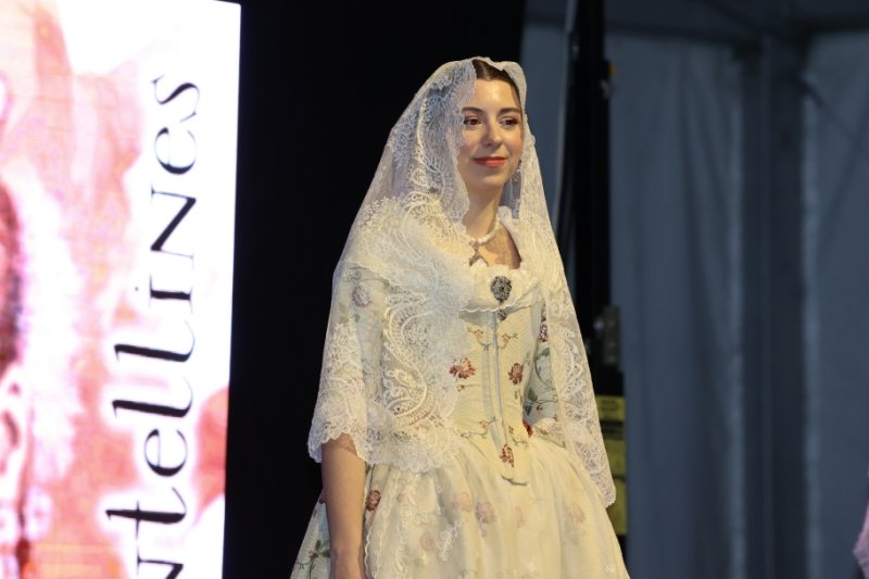 GALERIA DE FOTOS: Un entranyable recorregut per la indumentària dels 75 anys de Fogueres de Xàbia amb Isabel Martí  GALERIA DE FOTOS: Un entranyable recorregut per la indumentària dels 75 anys de Fogueres de Xàbia amb Isabel Martí