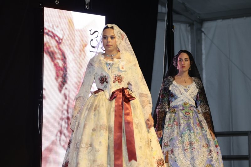 GALERIA DE FOTOS: Un entranyable recorregut per la indumentària dels 75 anys de Fogueres de Xàbia amb Isabel Martí  GALERIA DE FOTOS: Un entranyable recorregut per la indumentària dels 75 anys de Fogueres de Xàbia amb Isabel Martí