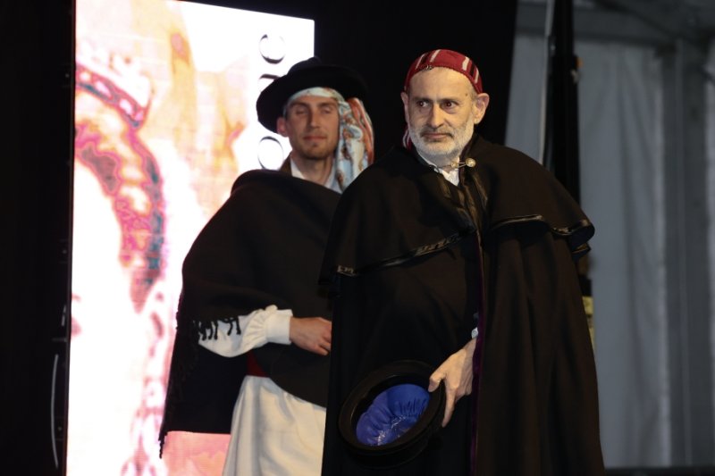 GALERIA DE FOTOS: Un entranyable recorregut per la indumentària dels 75 anys de Fogueres de Xàbia amb Isabel Martí  GALERIA DE FOTOS: Un entranyable recorregut per la indumentària dels 75 anys de Fogueres de Xàbia amb Isabel Martí