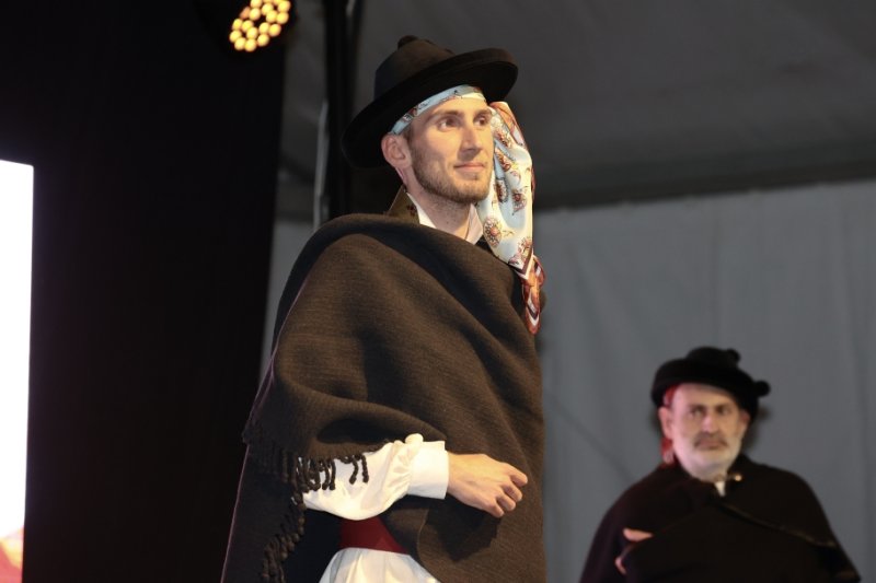 GALERIA DE FOTOS: Un entranyable recorregut per la indumentària dels 75 anys de Fogueres de Xàbia amb Isabel Martí  GALERIA DE FOTOS: Un entranyable recorregut per la indumentària dels 75 anys de Fogueres de Xàbia amb Isabel Martí