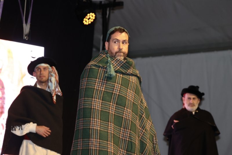 GALERIA DE FOTOS: Un entranyable recorregut per la indumentària dels 75 anys de Fogueres de Xàbia amb Isabel Martí  GALERIA DE FOTOS: Un entranyable recorregut per la indumentària dels 75 anys de Fogueres de Xàbia amb Isabel Martí