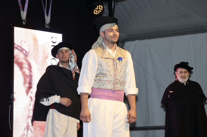 GALERIA DE FOTOS: Un entranyable recorregut per la indumentària dels 75 anys de Fogueres de Xàbia amb Isabel Martí  GALERIA DE FOTOS: Un entranyable recorregut per la indumentària dels 75 anys de Fogueres de Xàbia amb Isabel Martí