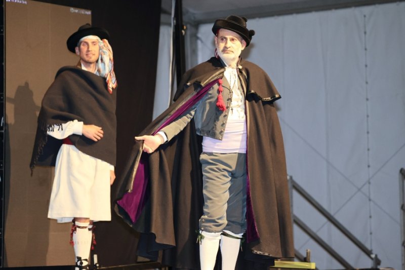 GALERIA DE FOTOS: Un entranyable recorregut per la indumentària dels 75 anys de Fogueres de Xàbia amb Isabel Martí  GALERIA DE FOTOS: Un entranyable recorregut per la indumentària dels 75 anys de Fogueres de Xàbia amb Isabel Martí