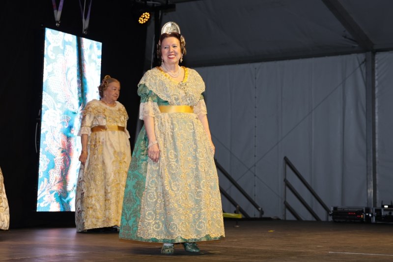 GALERIA DE FOTOS: Un entranyable recorregut per la indumentària dels 75 anys de Fogueres de Xàbia amb Isabel Martí  GALERIA DE FOTOS: Un entranyable recorregut per la indumentària dels 75 anys de Fogueres de Xàbia amb Isabel Martí