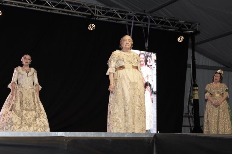 GALERIA DE FOTOS: Un entranyable recorregut per la indumentària dels 75 anys de Fogueres de Xàbia amb Isabel Martí  GALERIA DE FOTOS: Un entranyable recorregut per la indumentària dels 75 anys de Fogueres de Xàbia amb Isabel Martí
