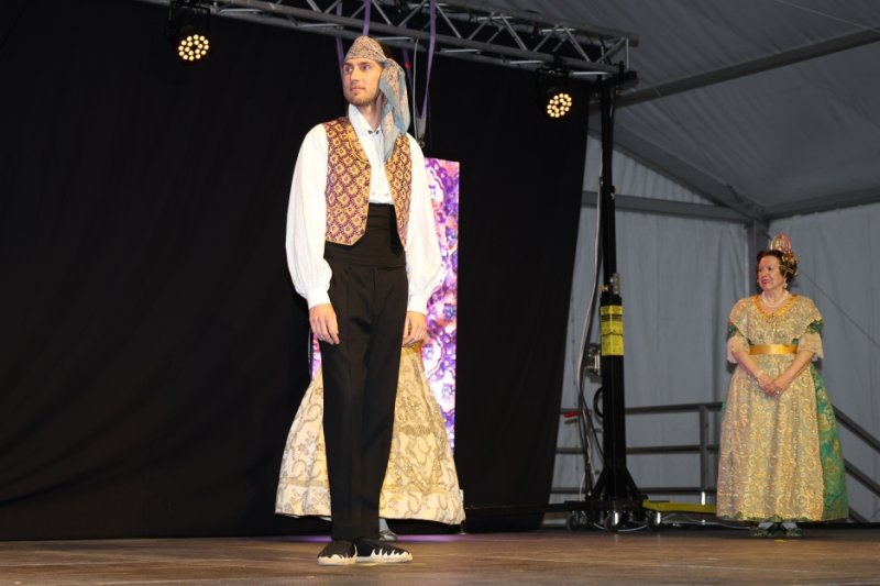 GALERIA DE FOTOS: Un entranyable recorregut per la indumentària dels 75 anys de Fogueres de Xàbia amb Isabel Martí  GALERIA DE FOTOS: Un entranyable recorregut per la indumentària dels 75 anys de Fogueres de Xàbia amb Isabel Martí