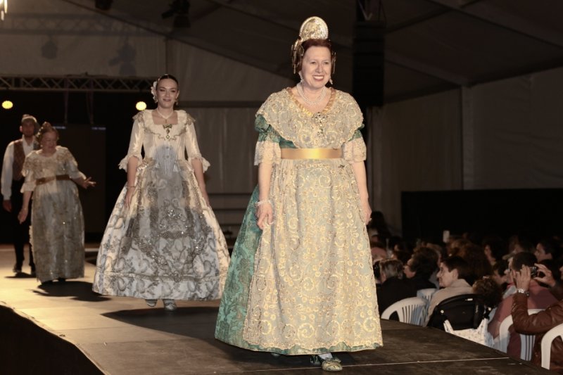 GALERIA DE FOTOS: Un entranyable recorregut per la indumentària dels 75 anys de Fogueres de Xàbia amb Isabel Martí  GALERIA DE FOTOS: Un entranyable recorregut per la indumentària dels 75 anys de Fogueres de Xàbia amb Isabel Martí