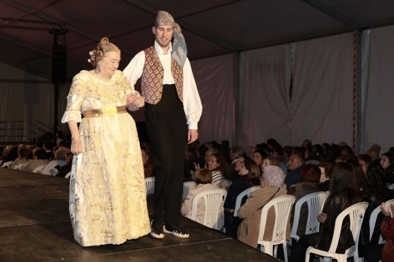 GALERIA DE FOTOS: Un entranyable recorregut per la indumentària dels 75 anys de Fogueres de Xàbia amb Isabel Martí  GALERIA DE FOTOS: Un entranyable recorregut per la indumentària dels 75 anys de Fogueres de Xàbia amb Isabel Martí