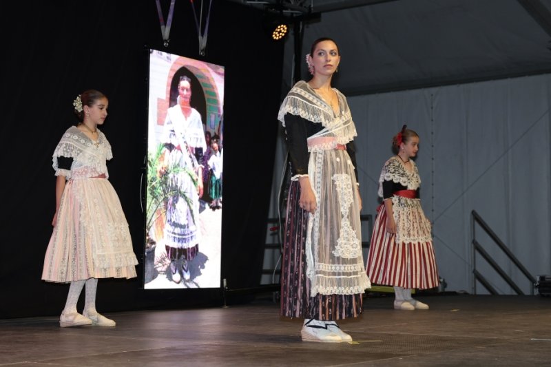 GALERIA DE FOTOS: Un entranyable recorregut per la indumentària dels 75 anys de Fogueres de Xàbia amb Isabel Martí  GALERIA DE FOTOS: Un entranyable recorregut per la indumentària dels 75 anys de Fogueres de Xàbia amb Isabel Martí