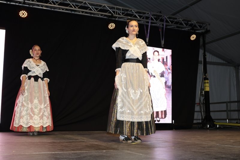 GALERIA DE FOTOS: Un entranyable recorregut per la indumentària dels 75 anys de Fogueres de Xàbia amb Isabel Martí  GALERIA DE FOTOS: Un entranyable recorregut per la indumentària dels 75 anys de Fogueres de Xàbia amb Isabel Martí