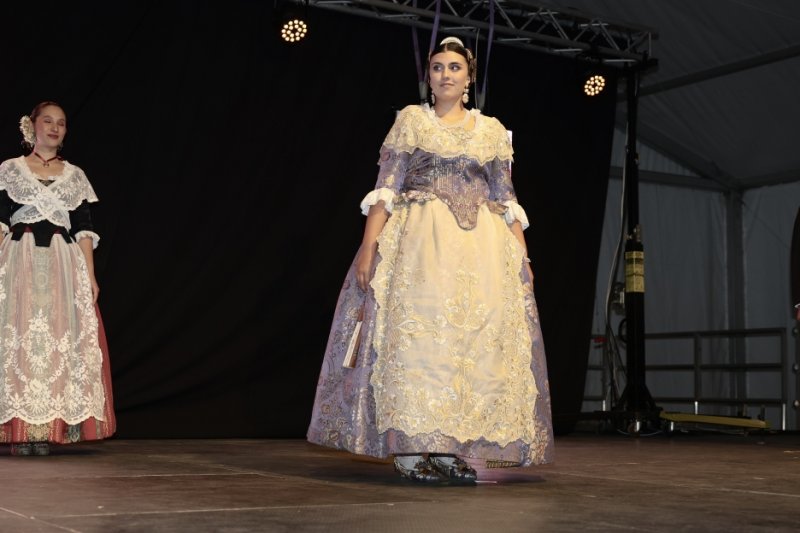 GALERIA DE FOTOS: Un entranyable recorregut per la indumentària dels 75 anys de Fogueres de Xàbia amb Isabel Martí  GALERIA DE FOTOS: Un entranyable recorregut per la indumentària dels 75 anys de Fogueres de Xàbia amb Isabel Martí