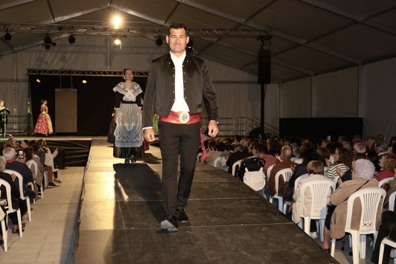 GALERIA DE FOTOS: Un entranyable recorregut per la indumentària dels 75 anys de Fogueres de Xàbia amb Isabel Martí  GALERIA DE FOTOS: Un entranyable recorregut per la indumentària dels 75 anys de Fogueres de Xàbia amb Isabel Martí